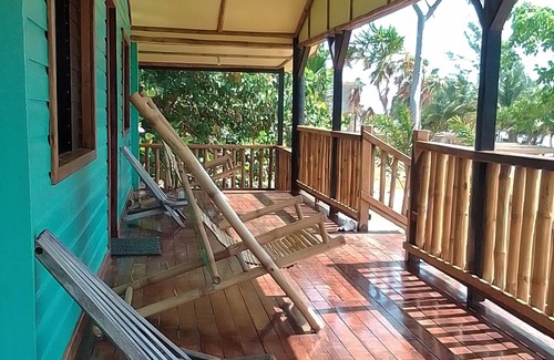 Gales Point House | Beachfront Cabana - Swimming Pool Free Access