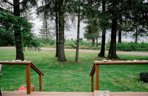 Sekiu Cabin | Beachfront Cabin – Pet-Friendly Romantic Escape w/Views & Huge Deck