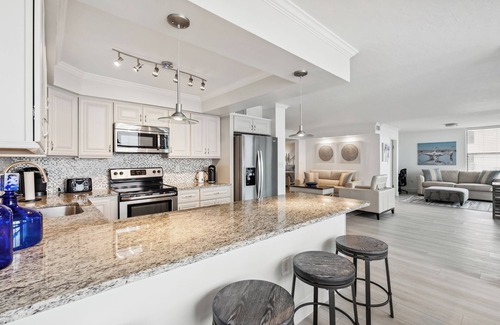 Connors Apartment | Beachfront Condo with Pool and Views of the Gulf