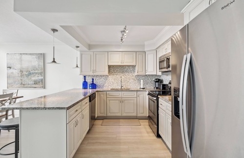 Connors Apartment | Beachfront Condo with Pool and Views of the Gulf