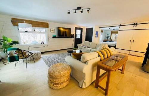 Cressy House | Beachfront Cottage in Prince Edward County