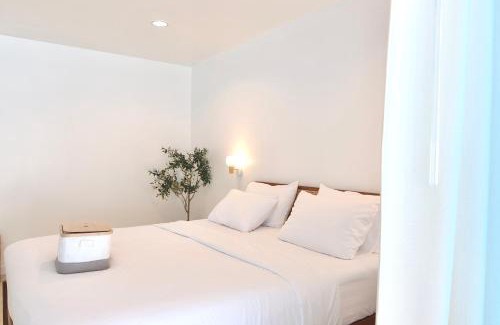 Ban Bang Saen Apartment | Beachfront Deluxe pool access room one-minute walk to Wonnapha beach FREE DISNEY PLUS