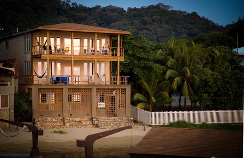Antoneys Cay House | Beachfront! Diving, Snorkeling, Kayaking. Turtle Casa PENTHOUSE & GAMING Suites