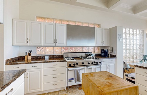 Mussel Shoals House | Beachfront dream home with balcony, patio & direct beach access