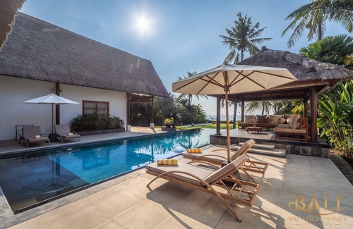 Gerokgak Villa | Beachfront Dream Villa Direct at the Beach!