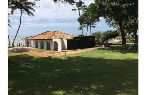 Praia do Forte Condo | Beachfront flat with 3 bedrooms and in the main village of Praia do Forte