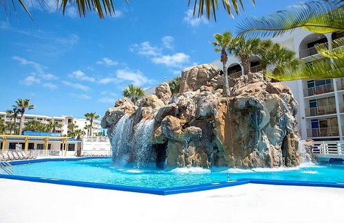 Fort Walton Beach Hotel | Beachfront Getaway with Heated Outdoor Pool Near Fort Walton Beach Landing Park