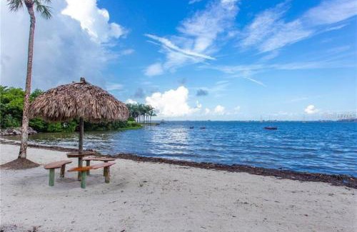 Bayview House | Beachfront Gem Mins To The Beach Pool Hot Tub