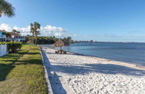 Bayview House | Beachfront Gem Mins To The Beach Pool Hot Tub
