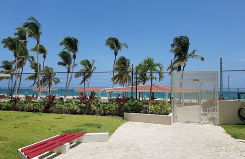 Isla Verde Condo | Beachfront Gem Washer/D Walk Everywhere