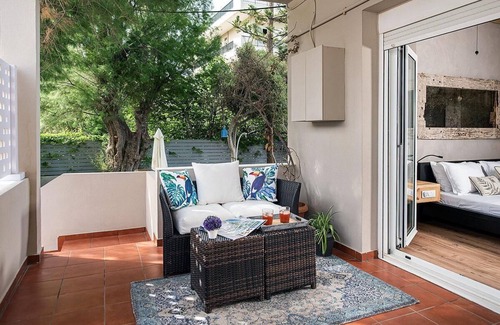 Agii Apostoli Villa | Beachfront Glaros 3 bedroom villa with outside jacuzzi