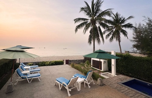 Huai Yang Villa | Beachfront house with a real beach location. Private jaquzzi,