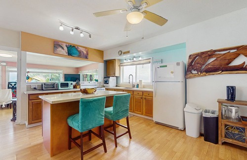 Punaluu Cottage | Beachfront hideaway with breathtaking views & modern updates - steps to sand