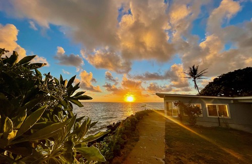 Punaluu Cottage | Beachfront hideaway with breathtaking views & modern updates - steps to sand