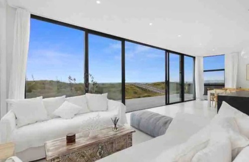 Ruakaka House | BEACHFRONT holiday home with stunning views& modern comforts -1h35 from Auckland
