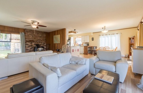 Fanny Bay House | Beachfront home in Fanny's Bay!