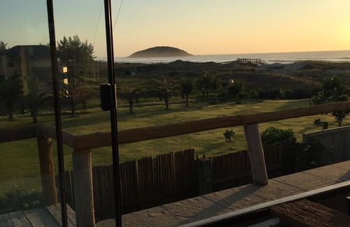 Barra de Ibiraquera House | Beachfront House with Jacuzzi and Large Patio