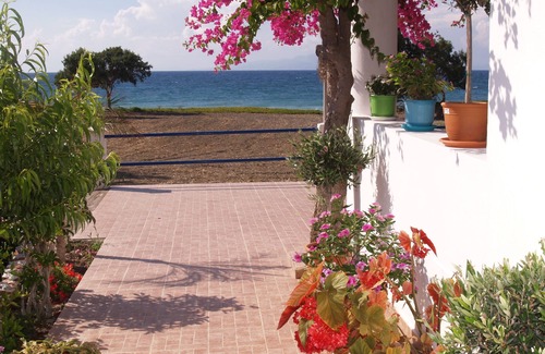 Kalavarda House | BEACHFRONT HOUSE WITH MAGICAL SUNSETS