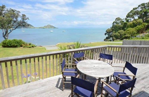 Whangarei Heads House | Beachfront in quiet idyllic bay.