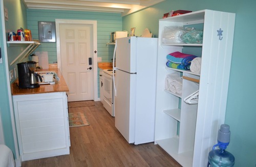 Spanish Wells Apartment | Beachfront large one bedroom studio, adjoining studio can be added to make 2/2.