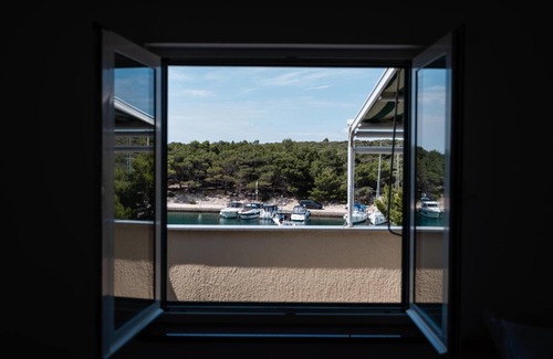 Simuni Apartment | Beachfront Lovro 6 apartment