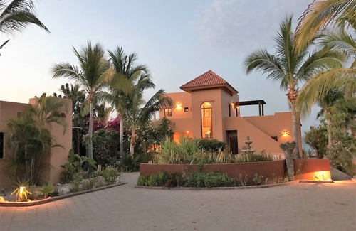 Los Barriles House | Beachfront on the Sand w/Infinity Edge Pool, Jacuzzi & swimmer friendly beach!