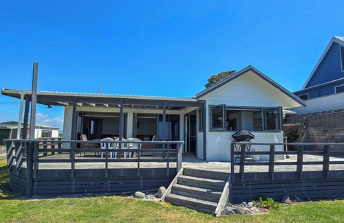 Pukehina House | Beachfront Pad - relax and unwind