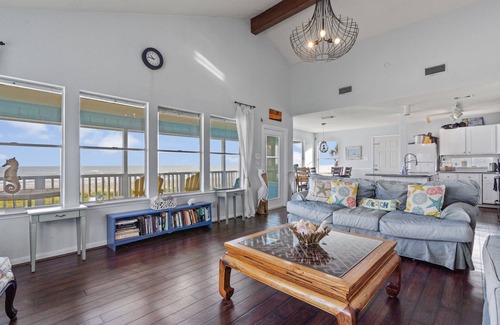 Spanish Grant House | Beachfront Panoramic Views, Covered Patio, Clean, 6 Miles from Town