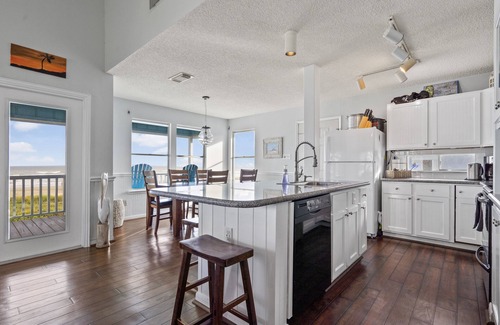 Spanish Grant House | Beachfront Panoramic Views, Covered Patio, Clean, 6 Miles from Town