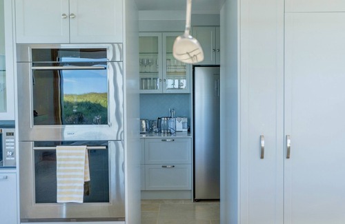 Opito Bay House | Beachfront Paradise - Opito Bay Holiday Home