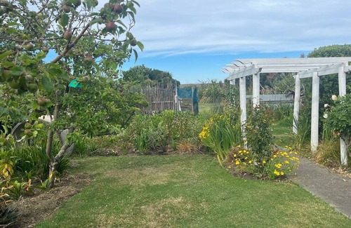 Haumoana House | Beachfront, peaceful cosy cottage, beautiful sunrises, a relaxing escape.