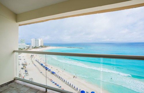 Zona Hotelera Condo | Beachfront Penthouse on the Sand! Amazing Views! Walk to Eat, Drink, Play!
