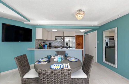 Isla Verde Apartment | Beachfront Penthouse Retreat- Pano 360 Sunrise Views-Airport 5mins-Free Parking