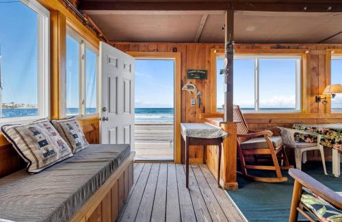 York Beach House | Beachfront Pet Friendly Sleeps 15 and BBQ