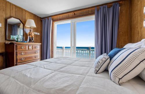 York Beach House | Beachfront Pet Friendly Sleeps 15 and BBQ