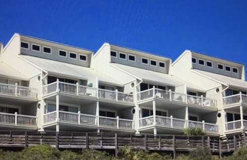 Seacrest Condo | BEACHFRONT, Private beach, Free Chair service, Clean/Newly Renovated, Near all!