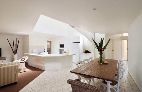 Korora House | Beachfront Retreat - Ducted Air - Free Wifi