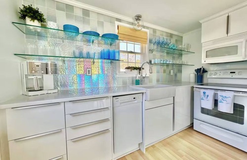 South Dennis House | Beachfront - Sauna - Screened Patio - 2 King Beds - Dogs Encouraged!
