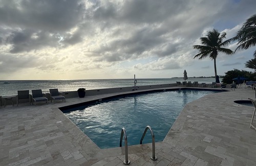 Seven Mile Beach Condo | Beachfront Seven Mile Beach, Grand Cayman - Discovery Point Club #42