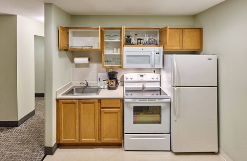 Logsden Condo | Beachfront Studio-Sleeps 4-Patio and Full kitchen!