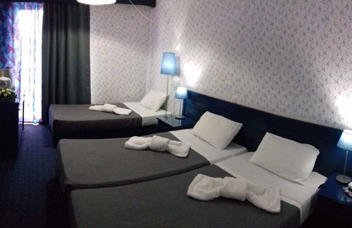 Agia Marina Bed & Breakfast | Beachfront Triple Room- Argo Seaside Stays