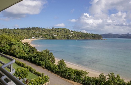 Hamilton Island Apartment | BEACHFRONT UNIT "EVERYTHING YOU NEED AT A PRICE YOU"LL LOVE" Frangipani 206