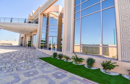Jumeira 3 Villa | Beachfront Villa - 7 BR + Maids Room on Kite Beach