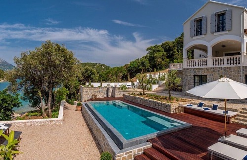 Cove Tri Zala (Zrnovo) Villa | Beachfront Villa Feodora Grande with Pool