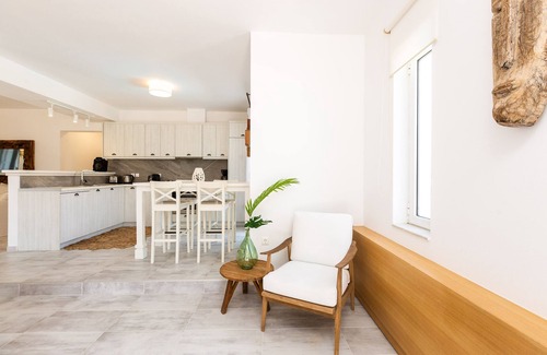 Platanes Villa | Beachfront Villa in Prime Location - Short Walking Distance to Everything!