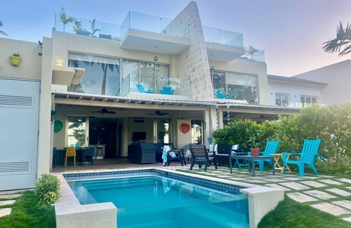 El Limon House | Beachfront Villa perfect for a family getaway! Pet-friendly + services.