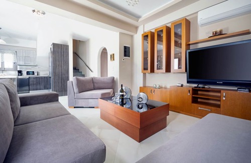 Kamisiana Villa | Beachfront Villa Tavronitis with 8 bedrooms and 2 private pools