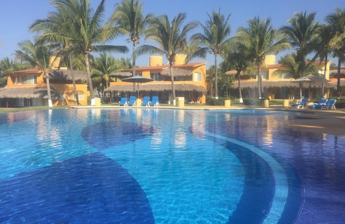 Ixtapa - Zihuatanejo Villa | Beachfront Villa with wifi, Infinity Pool, 60 steps to the Beach!