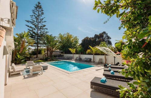 Urbanizacion Costabella Villa | Beachfront villa with heated pool in Costabella, Marbella