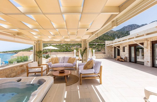 Bali Villa | Beachfront villa with daily cleaning, sauna & gym: by etouri